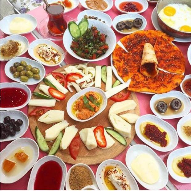 #turkish #breakfast #kahvalti #instamorning #instadaily #healthy #sağlık #beslenme #fit #strong #beauty #skin #follow #like #expensive #life #turkusulu #simit #tea #dogrubeslenme #diyet #yasamtarzi #pufnoktalar #lifecoach #foodstyling #urbanlife #negezdik