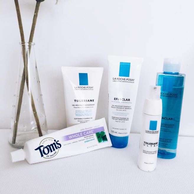 CİLT BAKIMI 30 yılı aşkın süredir kalitesini korumaya devam eden La Roche Posay kesinlikle tavsiye edeceğim muhteşem cilt bakım ürünleri sizlere sunmaktadır. 6 yıl önce tanıştığım bir markadır.Ve halen de makyaj temizleme,nemlendirici,tonic ve günlük cilt temizliği için kullandığım bir çok ürünü vardır. Çoğu dermatoloğ tarafından da önerilmektedir. Bayanlar,güzel görünmek için birçok yola başvuruyoruz:)Ama en önemlisi canlı ve parlak görünen bir cilt.O yüzden cildimize özen göstermekten kaçmayalım;) Ürünler hakkında bilgi alabilmek için sayfa linki aşağıdadır. http://www.laroche-posay.com.tr/our-expertise/la-roche-posay-s%C3%B6z%C3%BC/b617.aspx